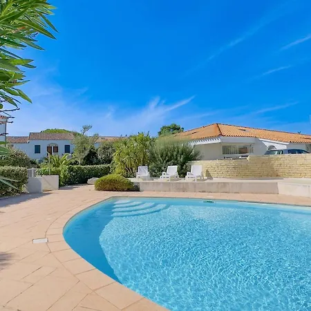 Dans Avec Piscine Apartment *
